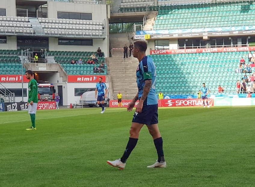 מאור מליקסון עם התלבושת החדשה. בישל את השער הראשון והאחרון (צילום: באדיבות הפועל תדיראן באר שבע)